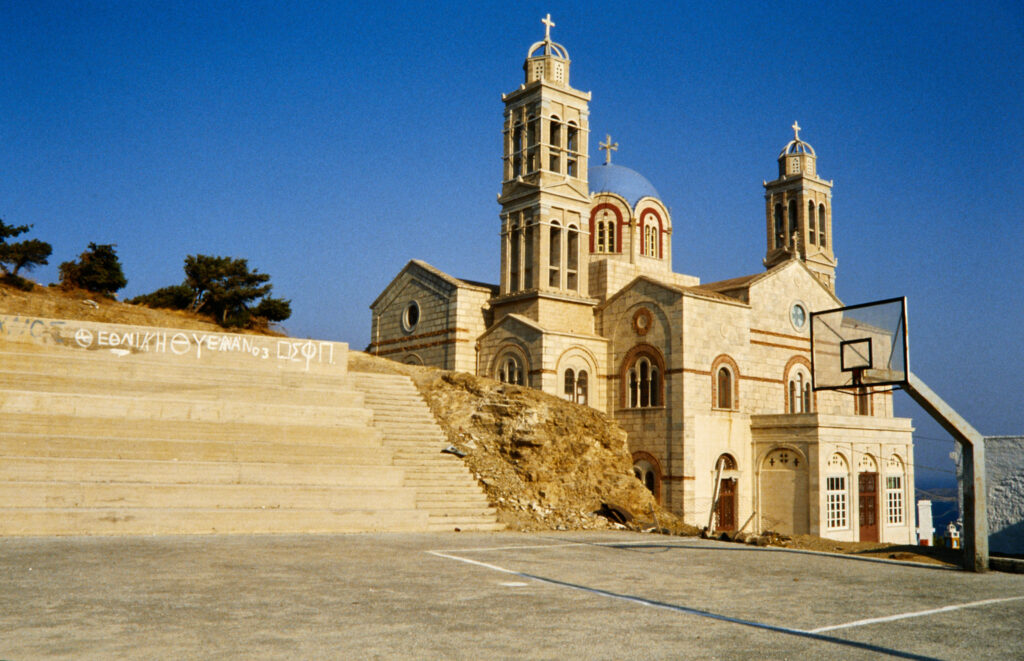 Siros - Chiesa Con Campetto Da Basket