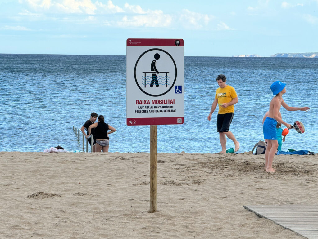 Roses: spiaggia attrezzata per gli utenti a bassa mobilità