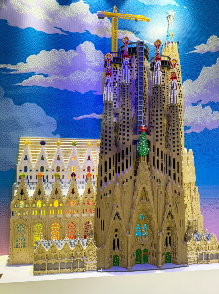 Sagrada Familia costruita con 218.863 mattoncini Lego, per 502Kg e in 1223 ore