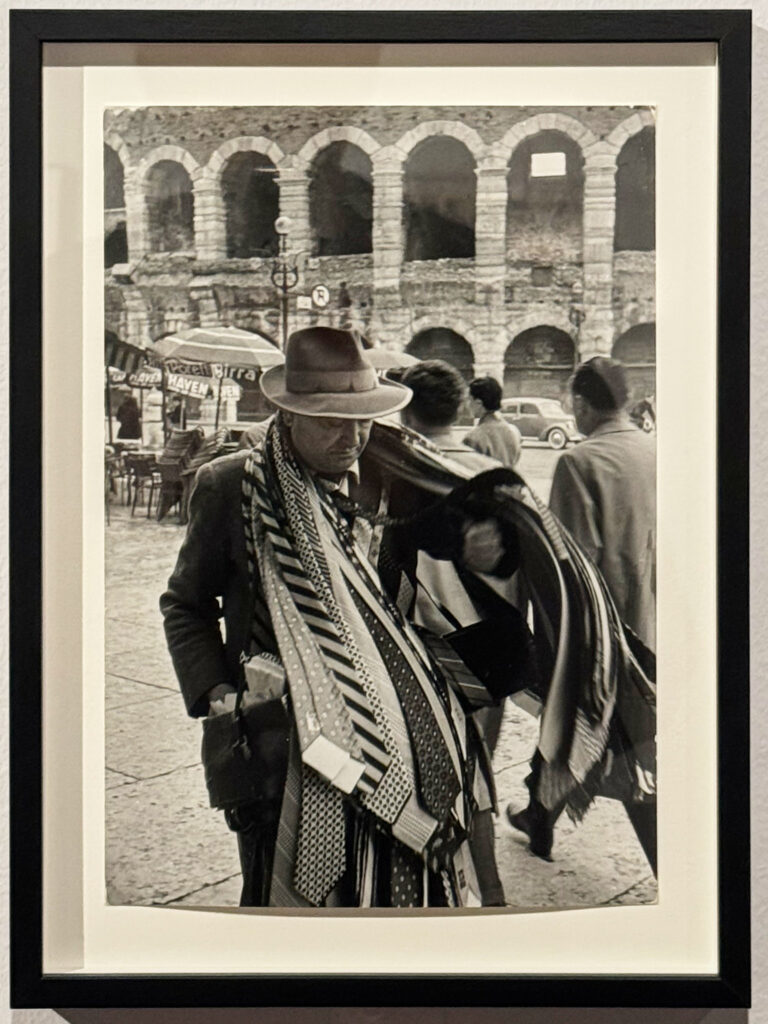 Arena di Verona 1953; venditore di cravatte